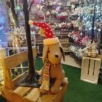 Perro Decorativo Navideño con Gorro de Santa y Bufanda Tejida