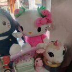 Peluche Hello Kitty con Orejas de Fresa y Moño Rosa
