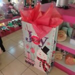 Caja de Regalo Navideña Grande con Muñeco de Nieve y Papel China Rojo