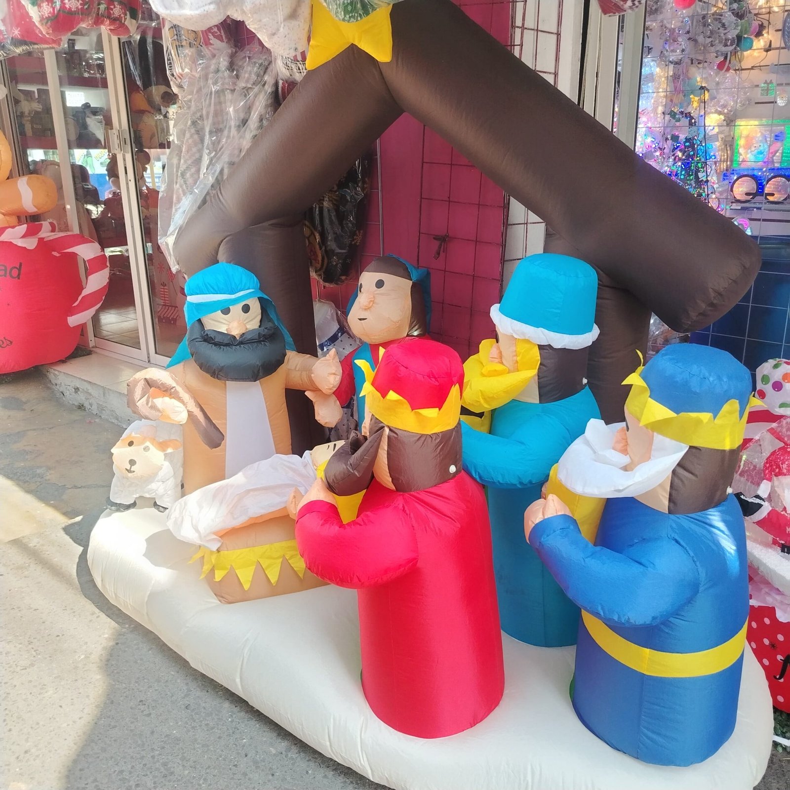 IMG-20251129-WA0254 Nacimiento Inflable Navideño Gigante con Reyes Magos y Pesebre - Imagen 1