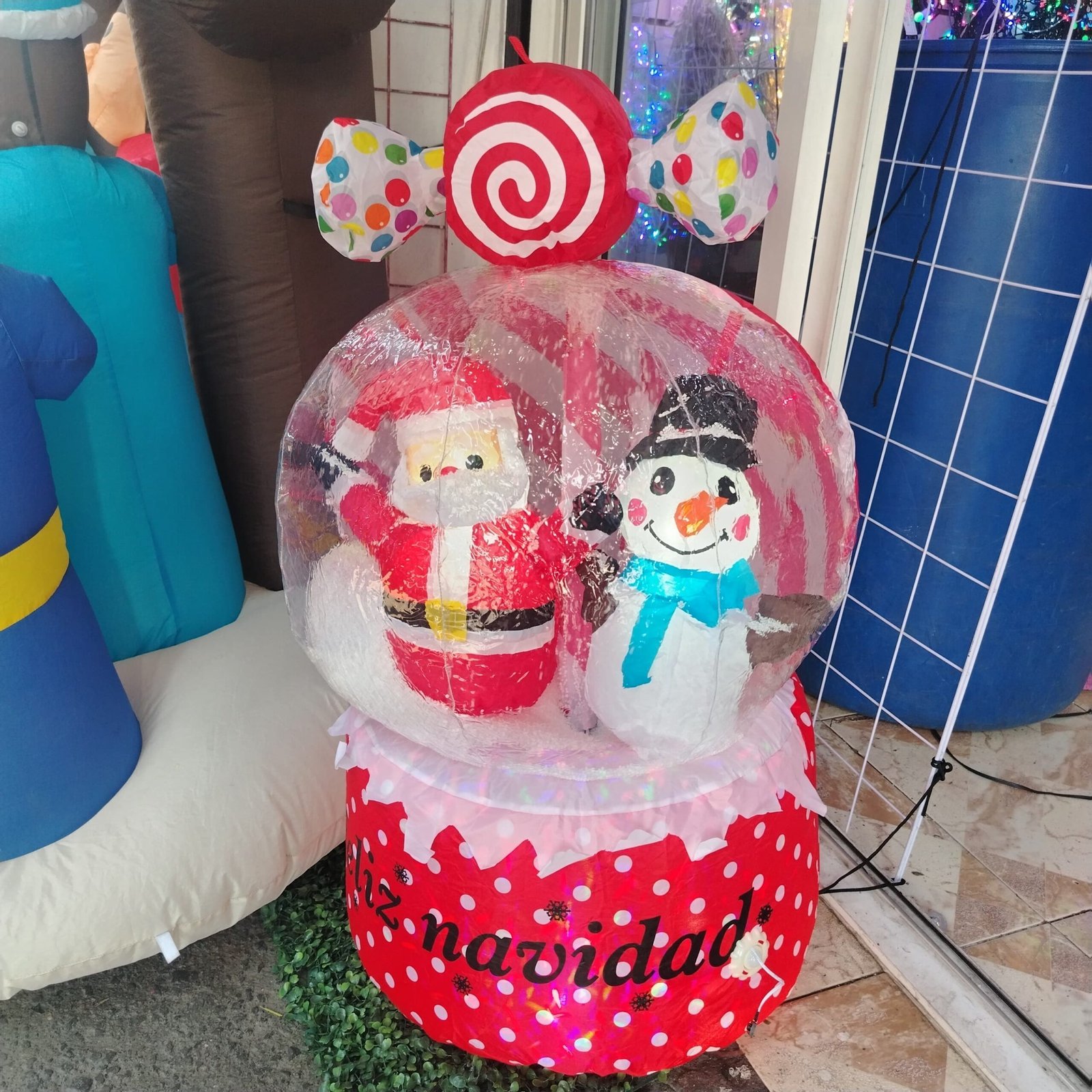 IMG-20251129-WA0259 Esfera Inflable Navideña con Santa y Muñeco de Nieve tipo Dulce Gigante - Imagen 1