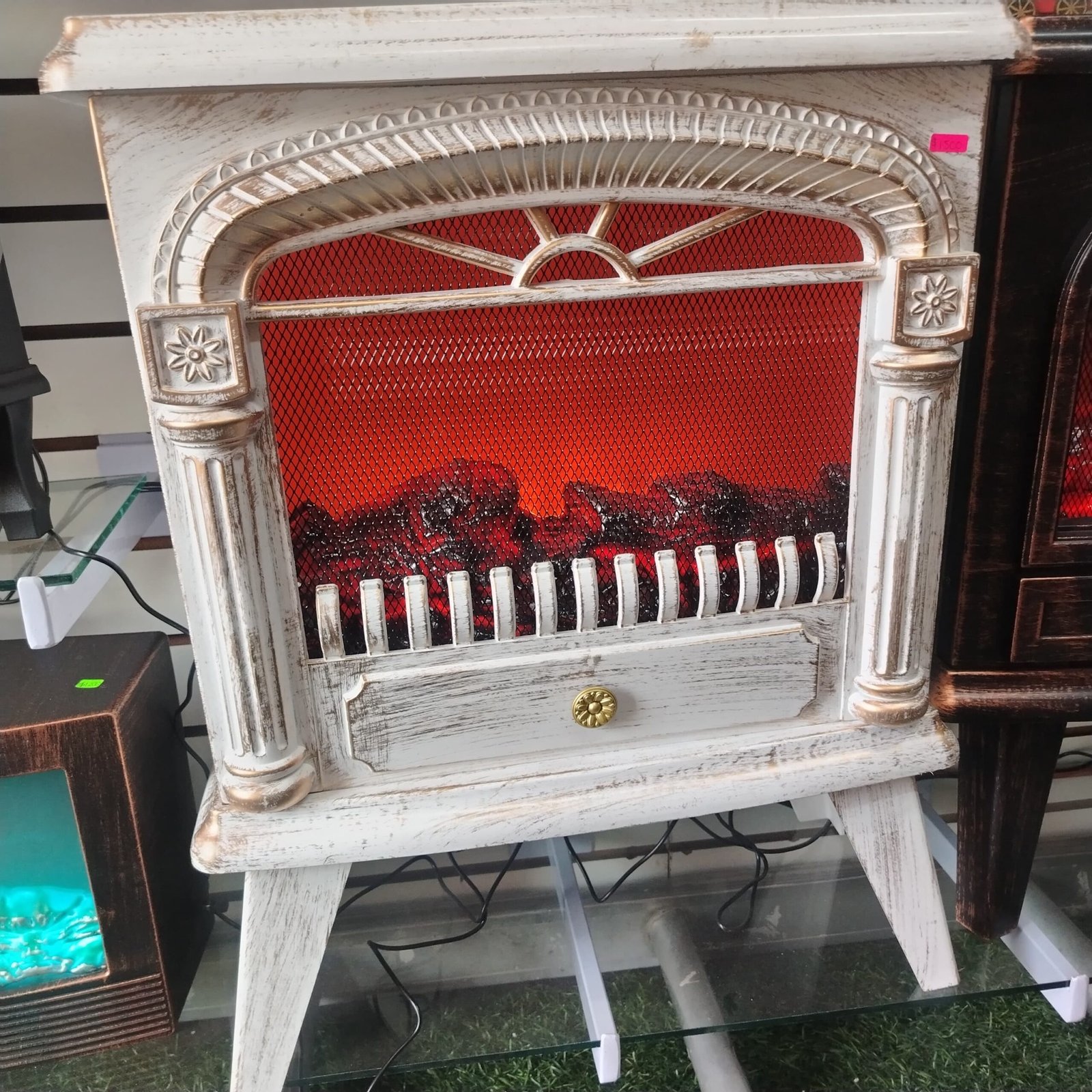 IMG-20251129-WA0437 Chimenea decorativa LED blanca estilo vintage con efecto brasas - Imagen 1