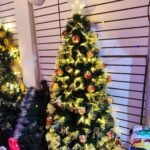 Árbol de Navidad con Luces Cálidas, Ositos Dorados y Esferas Brillantes