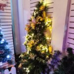 Árbol de Navidad Decorado con Luces Cálidas y Flores Doradas