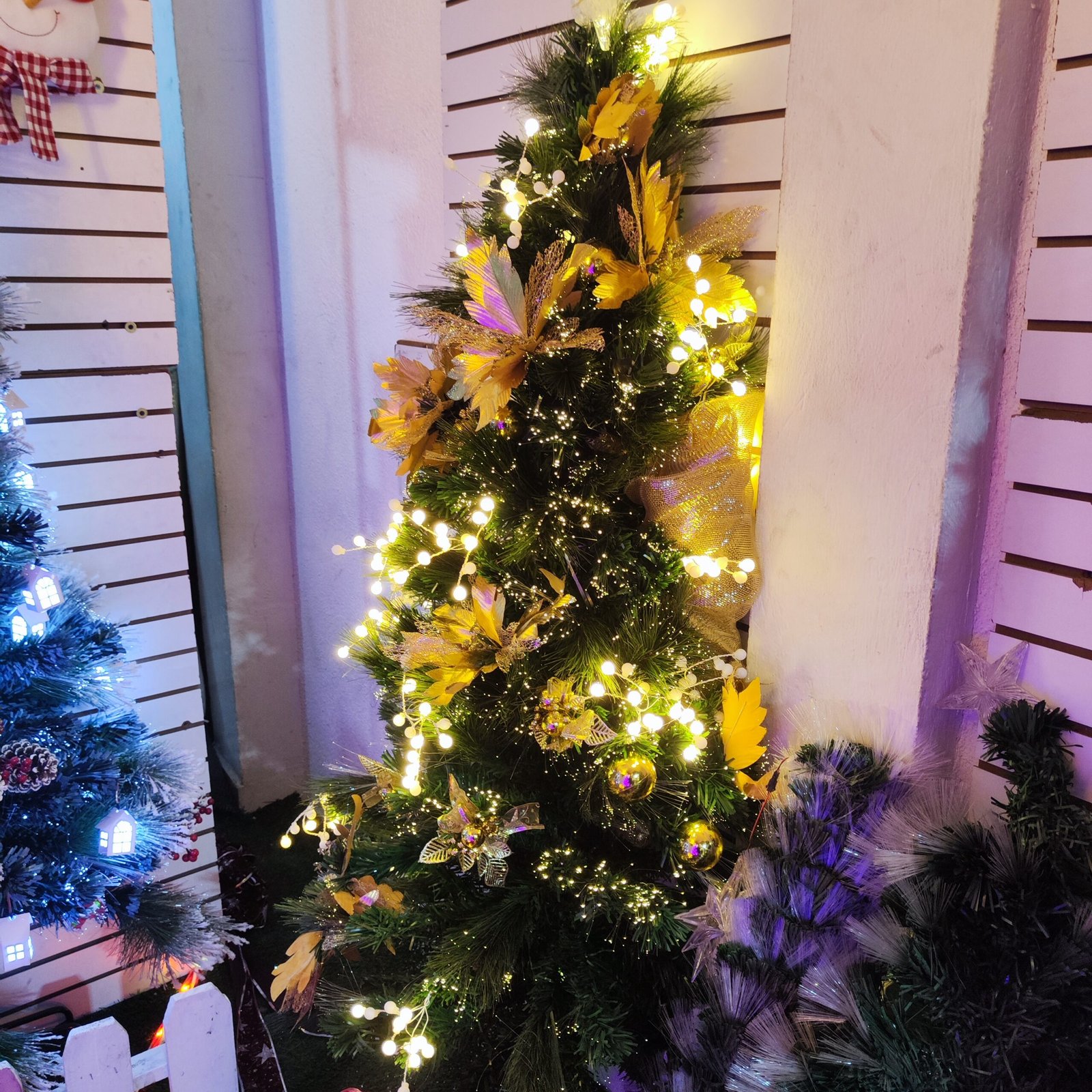 IMG_20251129_103645 Árbol de Navidad Decorado con Luces Cálidas y Flores Doradas - Imagen 1