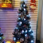 Árbol de Navidad Nevado con Piñas, Frutos Rojos y Luces en Forma de Casita