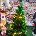 Árbol navideño premium frondoso con luces y letrero Merry Christmas giratorio