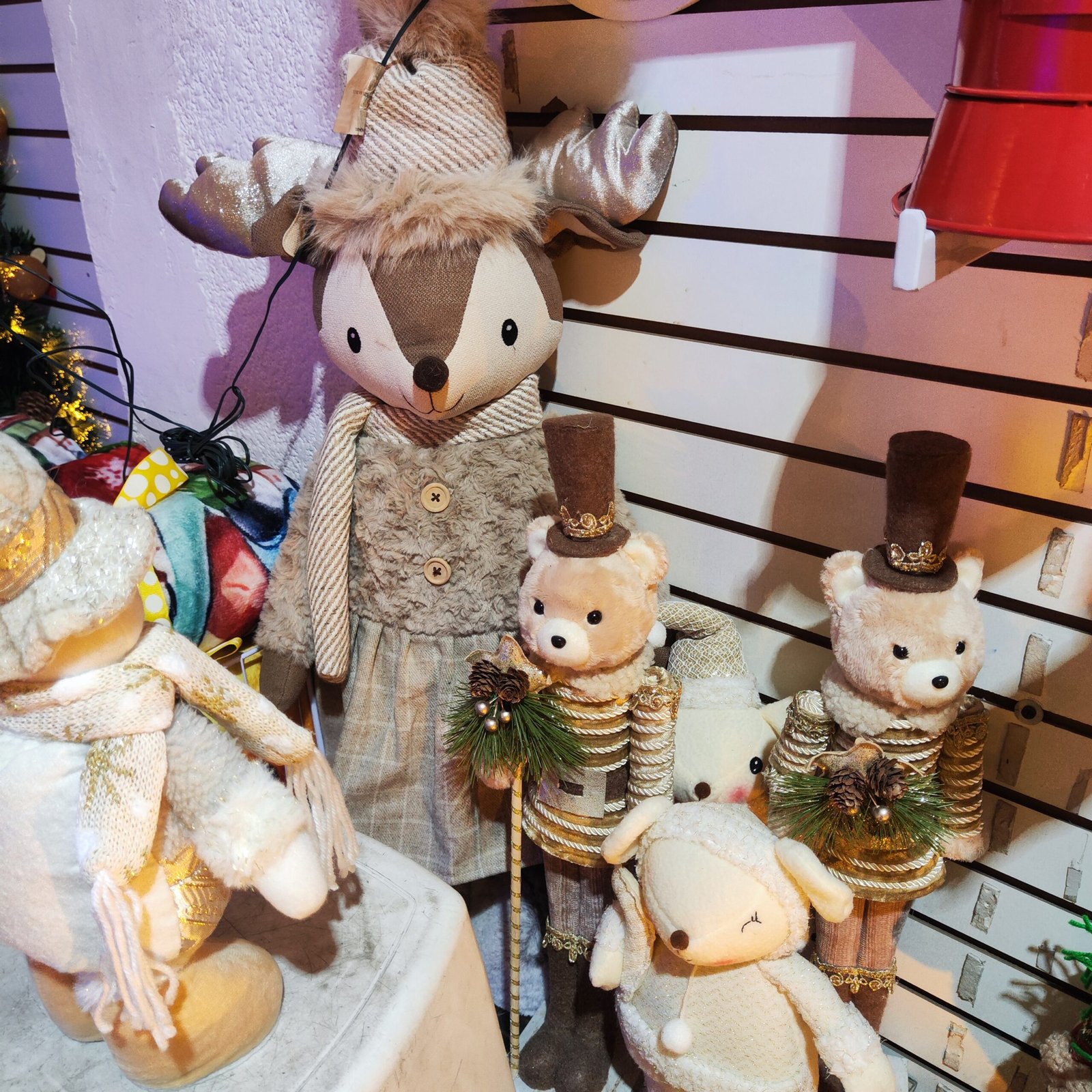 IMG_20251129_103718 Reno Decorativo Navideño Grande en Tonos Beige y Dorado - Imagen 1