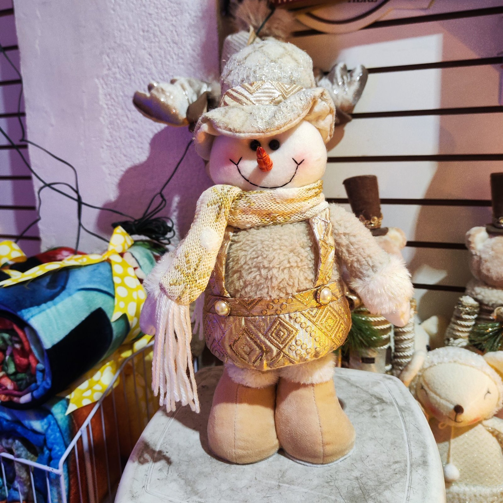 IMG_20251129_103723 Muñeco de Nieve Decorativo Beige con Sombrero y Tirantes Dorados - Imagen 1