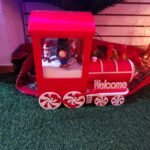Tren Navideño Decorativo Rojo “Welcome” con Figuras y Ruedas de Caramelo