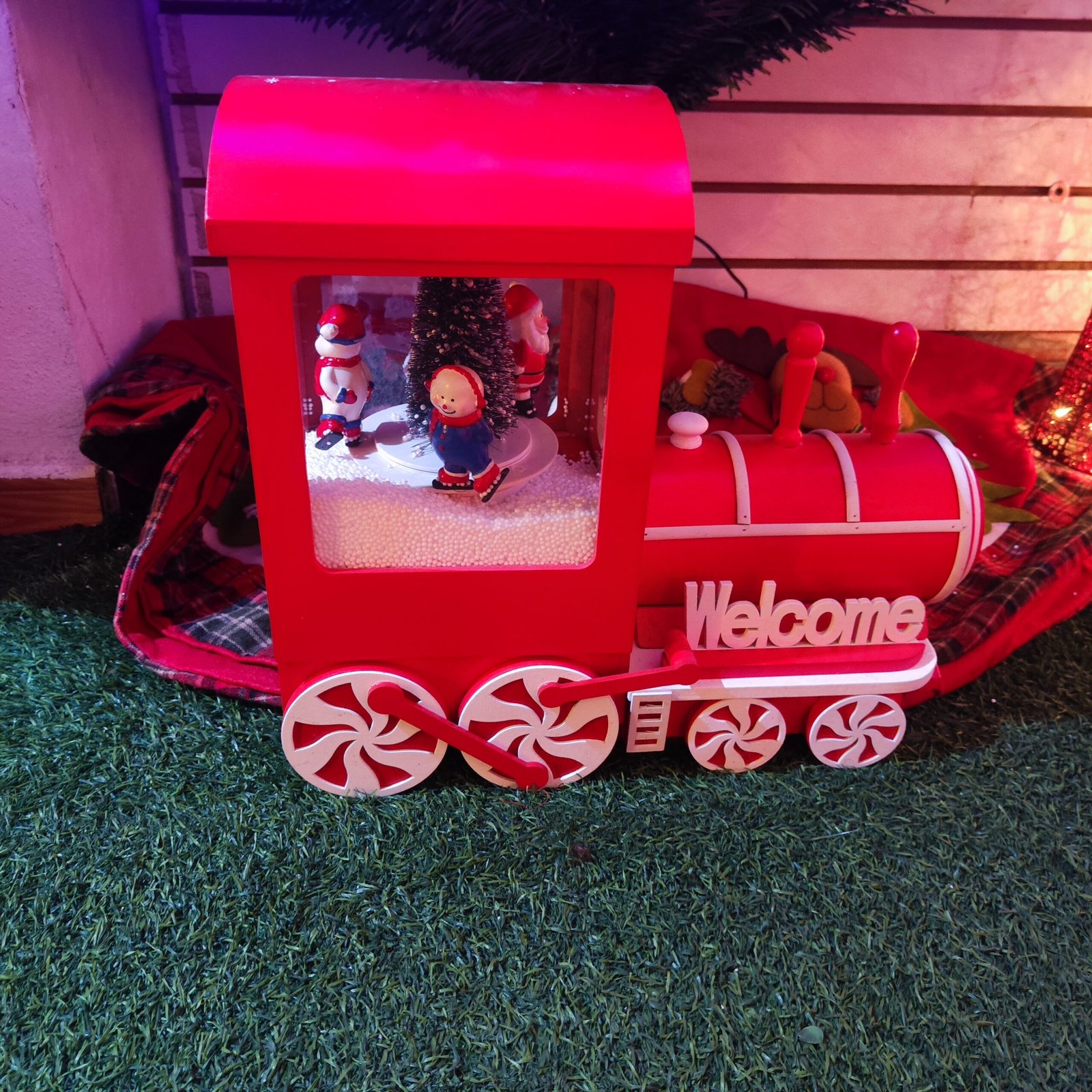 IMG_20251129_103741 Tren Navideño Decorativo Rojo “Welcome” con Figuras y Ruedas de Caramelo - Imagen 1