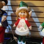 Muñeca Duende Navideña de Pie con Luz y Escena de Nieve