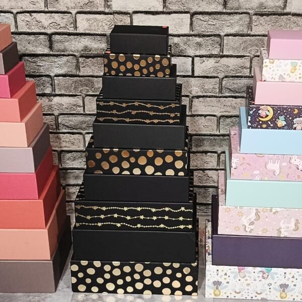 Set de cajas de regalo rígidas apilables de diferentes tamaños con el mismo diseño