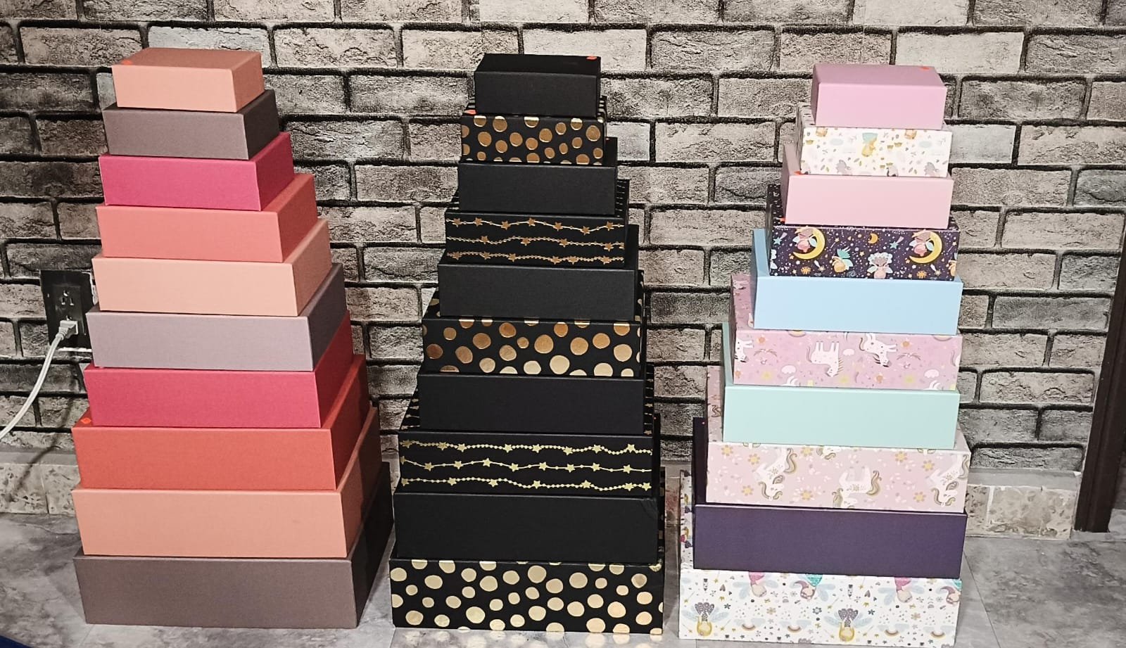 WhatsApp Image 2025-12-09 at 11.00.44(1) Set de cajas de regalo rígidas apilables de diferentes tamaños con el mismo diseño - Imagen 1