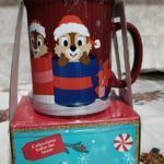 Taza navideña Disney de Chip y Dale | Diseño festivo coleccionable