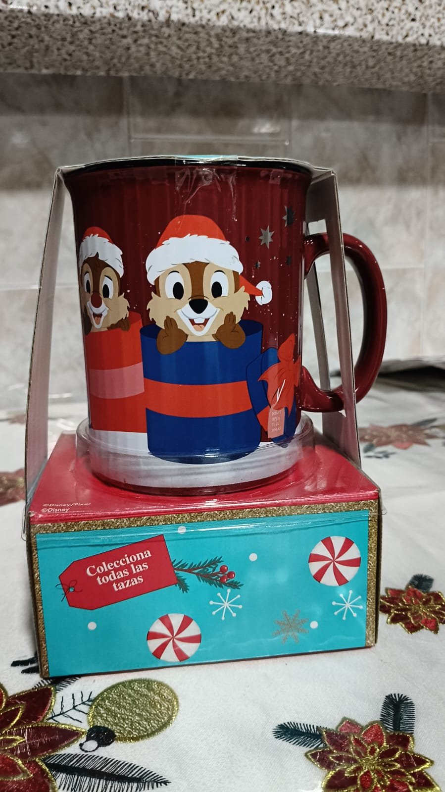WhatsApp Image 2025-12-09 at 11.00.47 Taza navideña Disney de Chip y Dale | Diseño festivo coleccionable - Imagen 1
